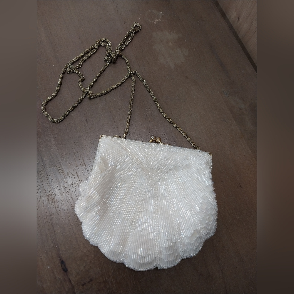 Iridescent White Beaded Scallop Shaped Kiss Lock Evening Clutch/Crossbody Purse